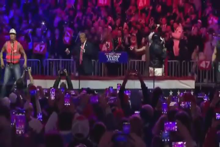 Trump balla con i Village People, show prima di insediamento - Video