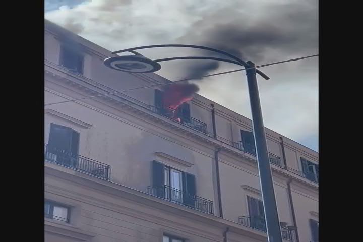 Palermo, devastante incendio nell'appartamento dell'ex sottosegretario Cardinale - Video