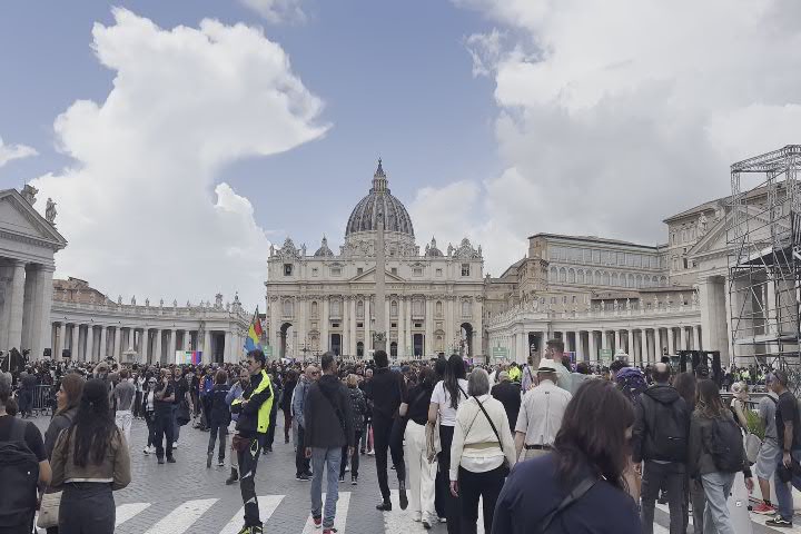 Papa Francesco, giovani in Piazza per l’ultimo saluto - Video
